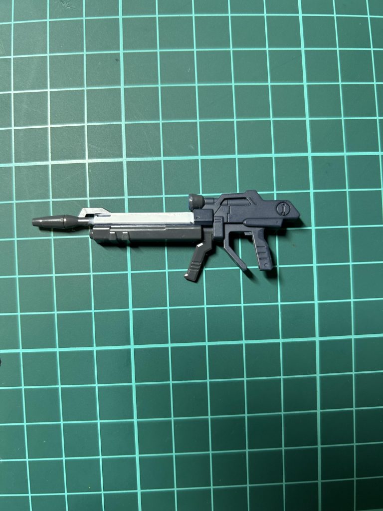 ビームライフルはマスキングして塗り分けこいつだけはガンダムマーカーエアブラシですRGを意識したつもりなんですが……(gundam-kao5)