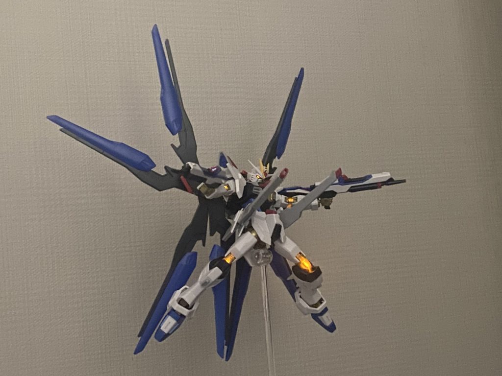 ストライクフリーダム弐式のフルバースト。LEDは全て本体で収まるようにしているので、バックパックの付け替えもできるんです!