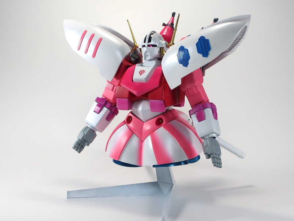 しかし、それだけではない。本機は、小型化したサイコミュ兵器のMSへの実装を試験した、という意味においてもエルメスからキュベレイへの架け橋的な存在であった。小型化したとはいえ、それはあくまでエルメスのビットと比較しての話である。UC.0087ごろに実用化された、いわゆるファンネルほどの小型化はいまだ実現していなかった。