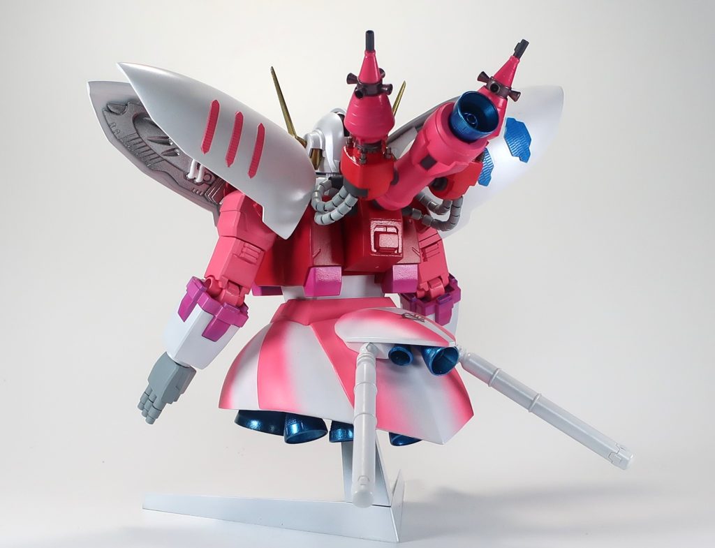 本機は当然ながら、実戦には参加していない。しかし、若き日のハマーン・カーンが本機に搭乗して、アクシズ宙域で訓練と試験を繰り返したのは事実である。こうしてハマーン・カーンは、MSパイロットしても超一級の練度を獲得するに至ったのであるいや~、妄想って、ほんといいものですね!