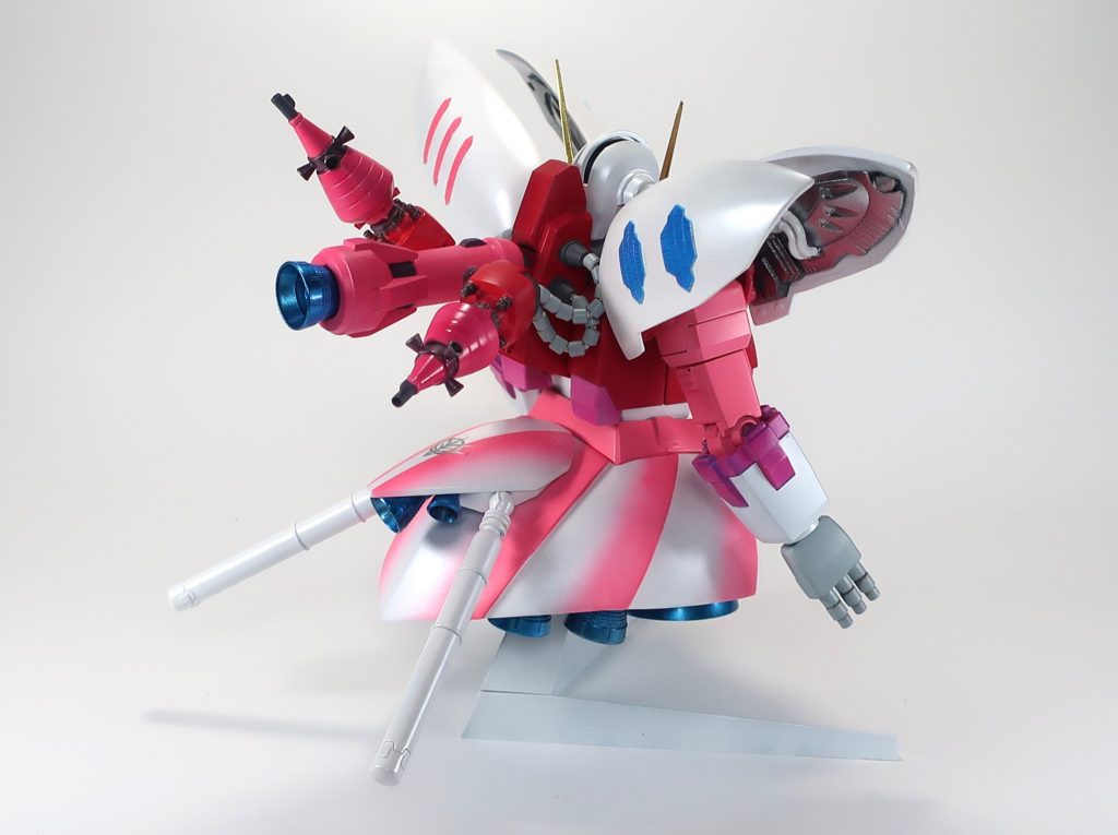 以下、俺設定の駄文~~本機はUC.0082ごろ、アクシズにおいて、ジオング2号機を改修したハマーン・カーン専用機である。本機は、MAエルメスと後のハマーン専用機・キュベレイをリンクする機体と位置付けられている。その証左として、肩部の大型バインダーをはじめとした、外装にキュベレイとの相似が見られる。