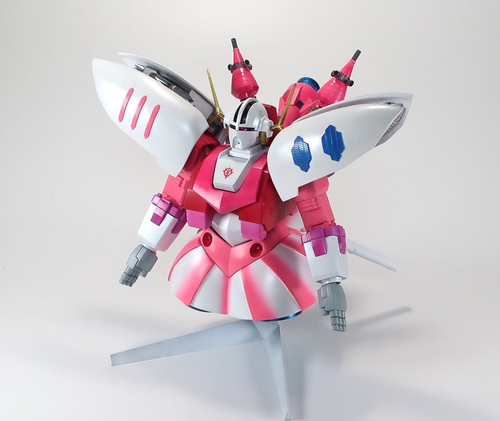 塗装はホワイト部分はパール仕上げ。鮮やかなピンクは、蛍光ピンクを多めに投入しました。一部にシタデル塗料を使用しています。塗りやすくていいですね。高いけど…。マーキングは、ハマーン様専用機にゴテゴテ貼り付けるのもはばかられたので、潔くジオンマークのみ。