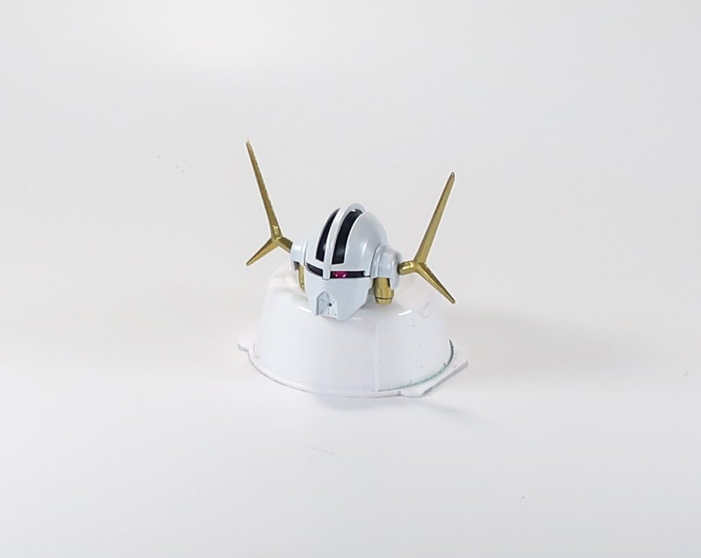 ジオングといえば単独飛行し、なおかつ十分な火力を持つ頭部。タレ目がチャームポイントですが、ここではスリットを狭めて目つきを悪くしています。ツノは、アニメZZでハマーン様が着用していたマスク?風に加工。