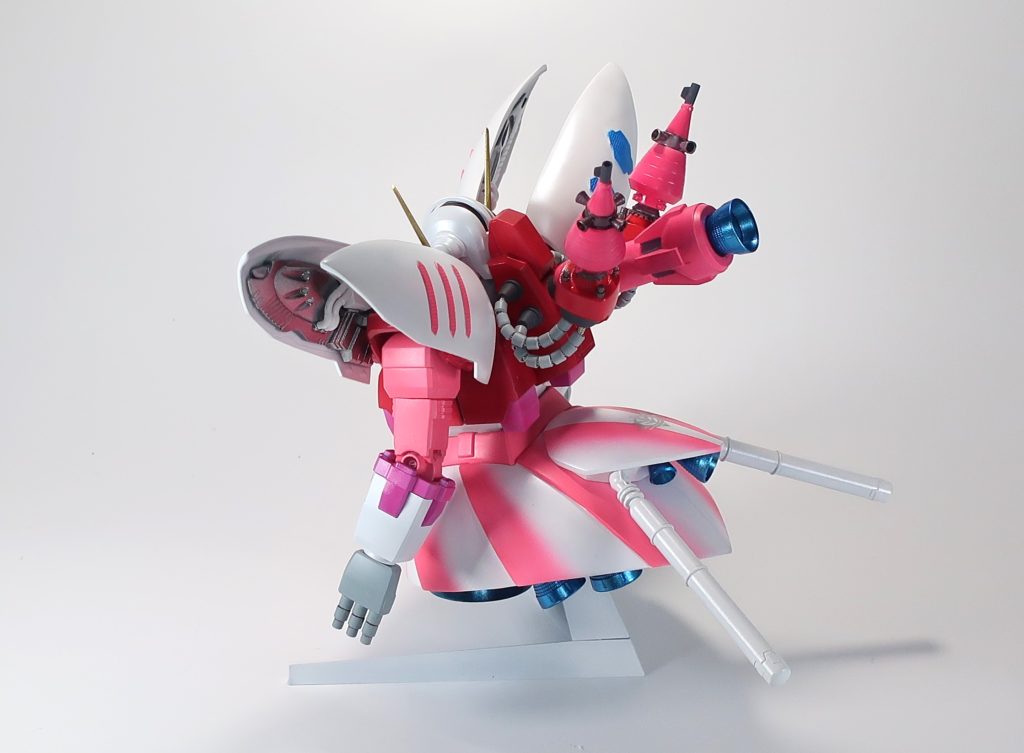 背中のサイコミュユニットと追加バーニア&増槽はジャンクパーツとプラ材の寄せ集め。スカートはスカートなので、プリーツをプラ材と塗装で再現。