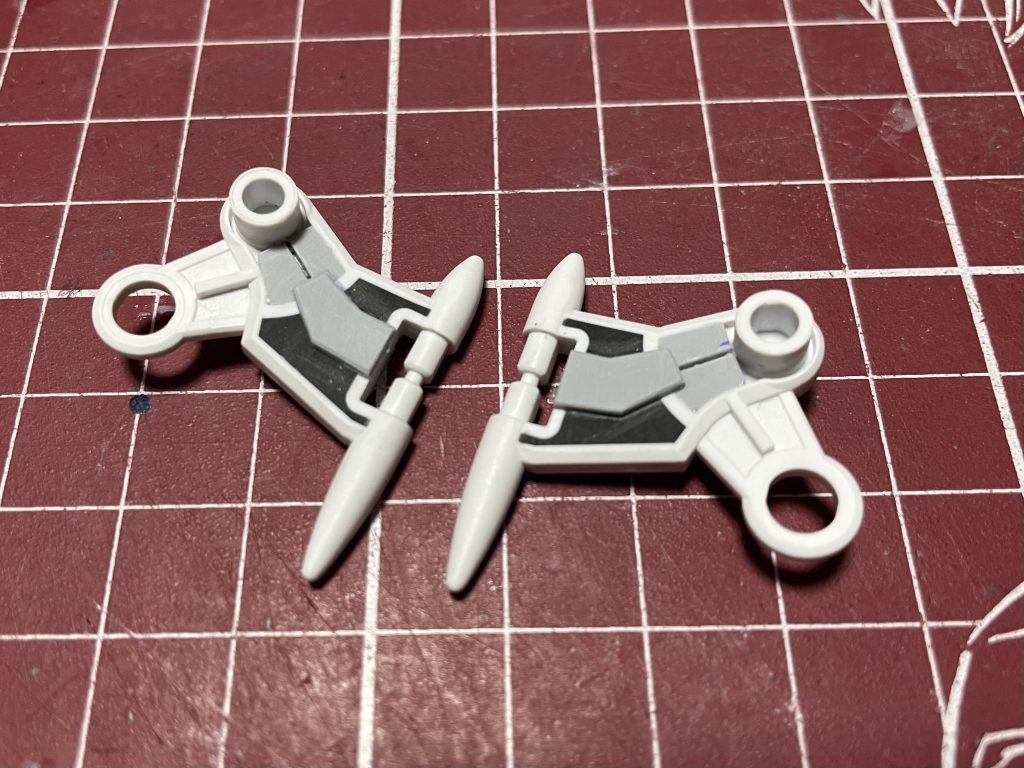 肉抜き穴が大きいジョイント部分は全て埋めてプラ板でディテールアップ