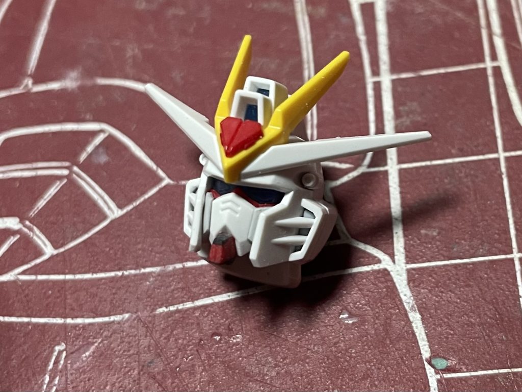 顎部分は上下にパテで大型化しつつ長さを短く調整し、頬のグレー部分は薄く削りこむ　ブレードアンテナはシャープ化