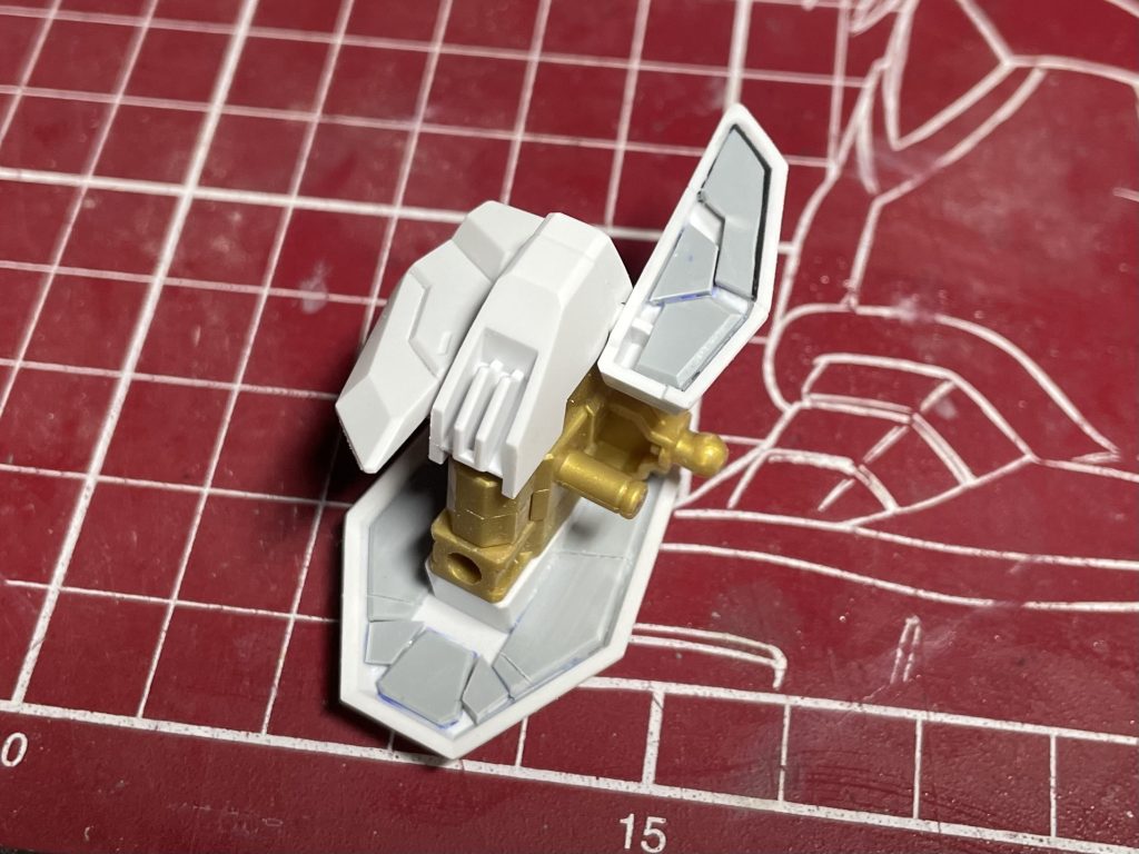 スカート裏にはプラ板を貼り付けてそれらしく