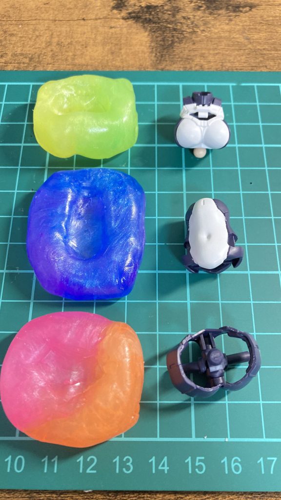 製作過程。まずおゆまるを使ってパーツの型をとります。(お尻の肩は結局使いませんでした。)