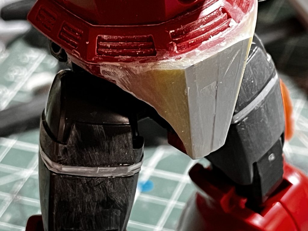 股関節がどうしても気に入らないのでプラ板とパテで整形