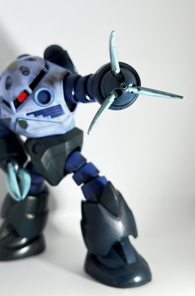 今回も成型色を生かしたウェザリングを施しております。メガ粒子砲にはマーカーのシルバーで部分塗装。アイアンネイルにもチッピングで汚しを。