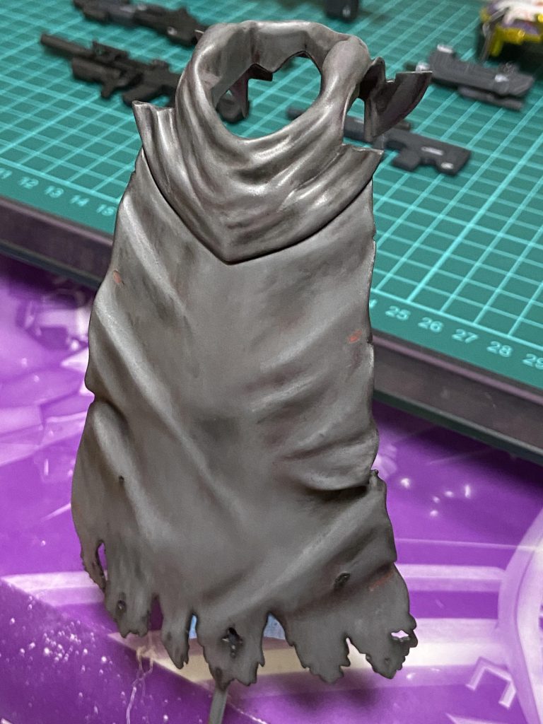 正面マントはライターで軽く炙って少しシワの表情を変えています。