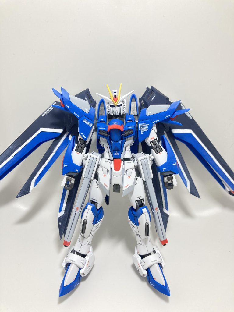 羽作成で疲れたため、本体部は筋彫りはあまりせず、デカールで誤魔化した感