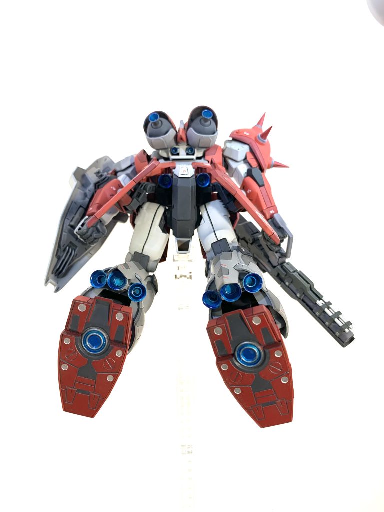 バーニアはシルバーで内部はその上からクリアブルーです。足裏とシールド裏も塗り分けました。