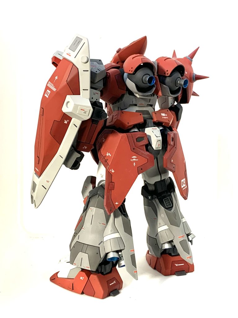 赤3色、グレー3色とフレームはメカサフです。前腕の合わせ目は分割変更でディテールにしました。スパイクは市販パーツに変更しました。