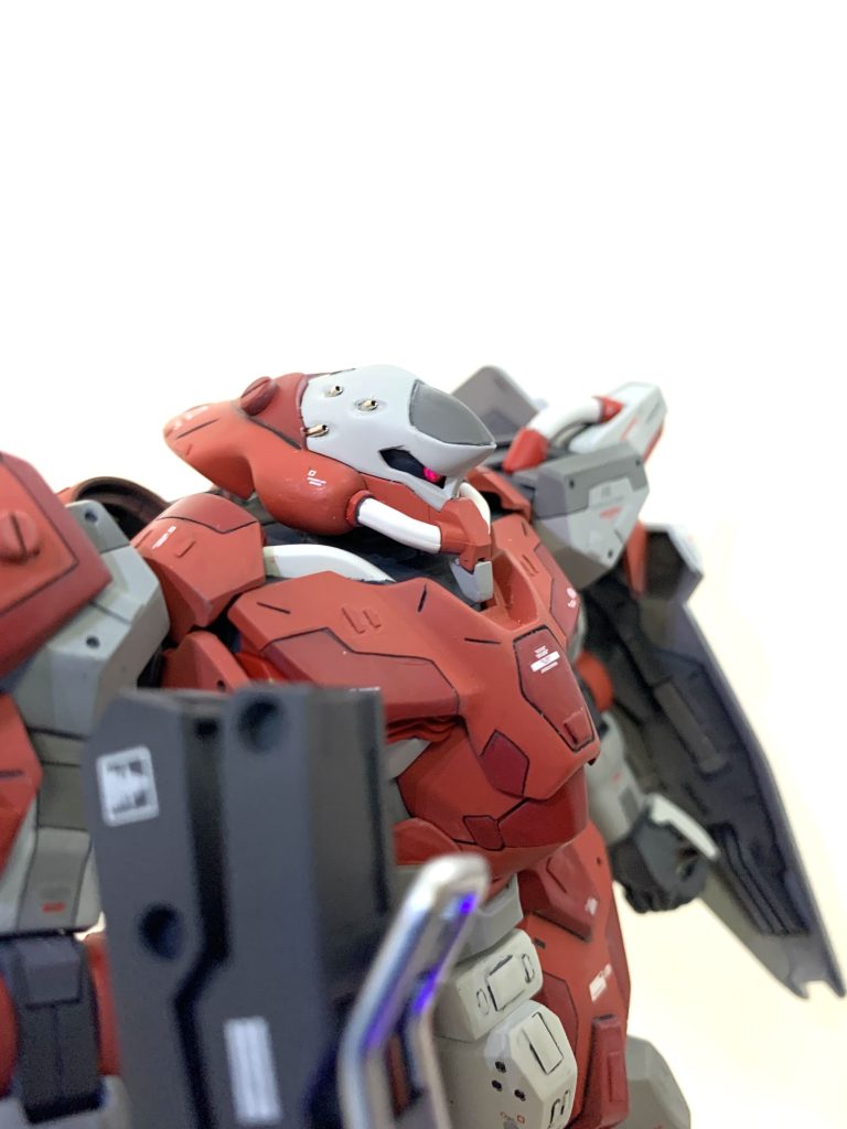 モノアイは蛍光ピンクで発光します(分かりにくいですが)。バルカンはメタルパーツを使いました。肘関節と膝関節のマルイチモールドもメタルパーツにしています(写真なくてすみません)。