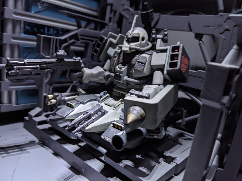 ザクタンクの各所にウェポンラックを増設し、複数の武器を装備できるようにした。