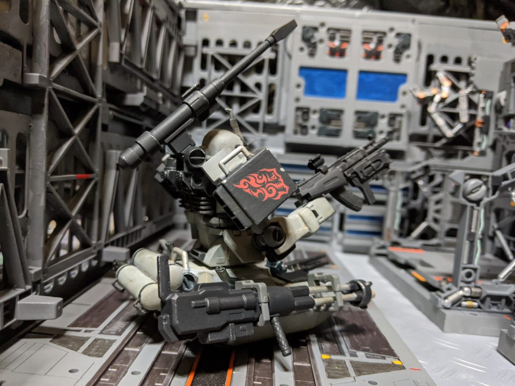 元々のマニュピレーターの代わりに大破したザクの腕を移植することで状況によって武器を使い分ける器用な戦いをしていたようだ。