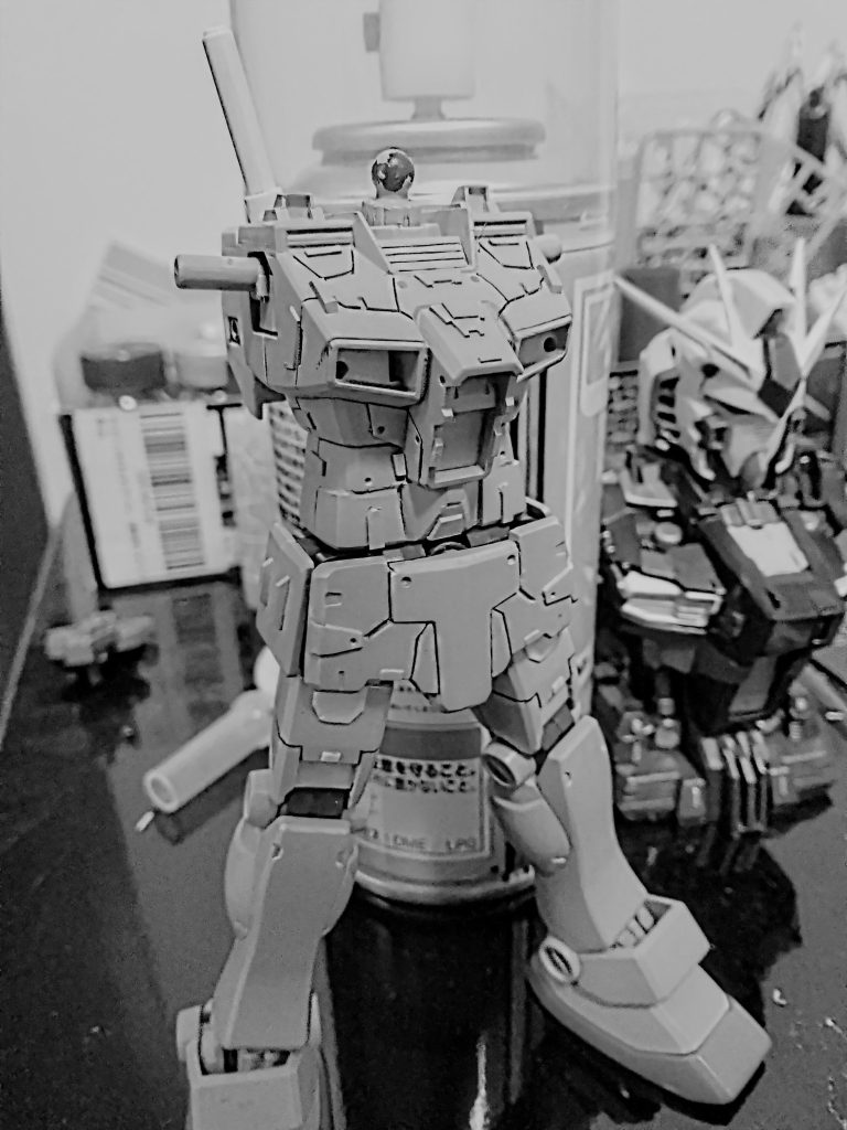 写真では着いていますがこの後首の付けのジョイントが捻じ修復不能になりましたサフまで吹いたのに……