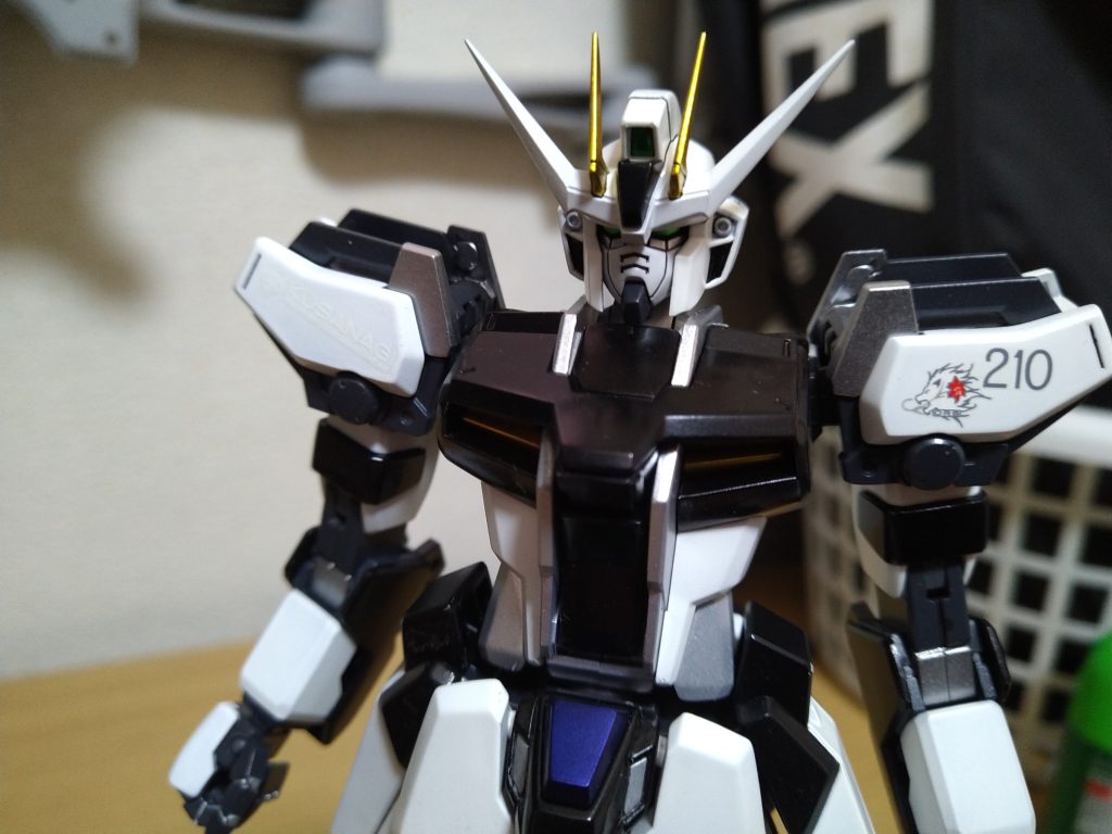 画像が暗くて分かりづらいですが、アイカメラ部分はグリーンに塗装してみました。