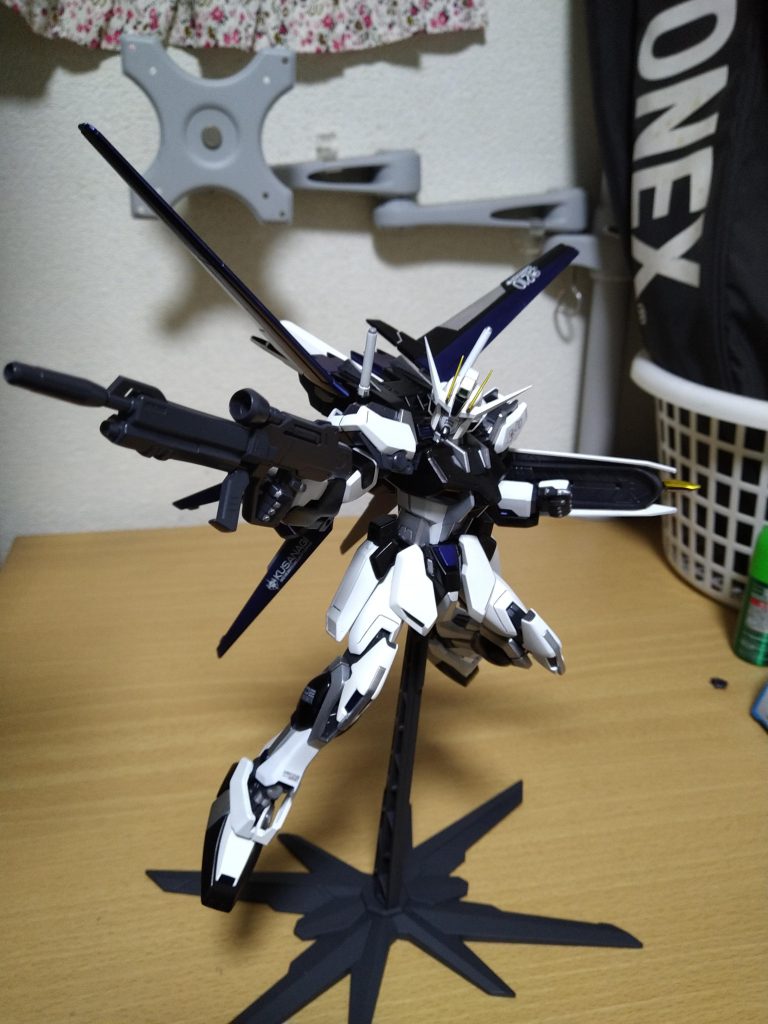 顏は新版MGの方が格好良いですね。