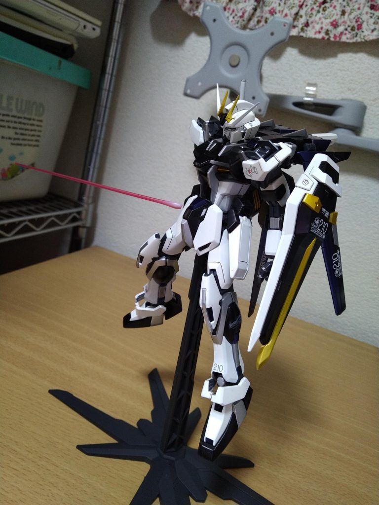 デカールはシンプルを意識して最小限にしてみましたが、もっと貼っても良かったかも。エールストライカーは翼を畳んでいても絵になりますね。