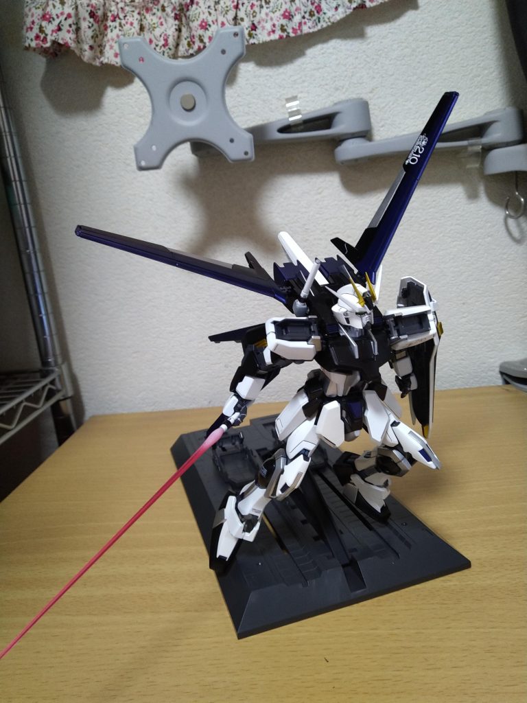 割と古いキットですが、関節の稼働範囲は十分広いと感じます。撮影環境がないので、非常に生活感あふれる背景となっておりますがご容赦ください。