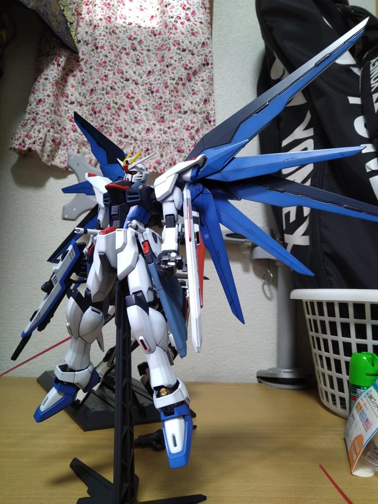 舞い降りる剣っぽいイメージ。