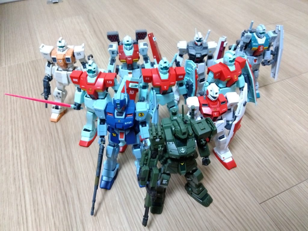 一年戦争時のジム系たちと。ジム・スナイパーII、ジムコマンド(宇宙用)、ジム(一体目)、ジム(二体目)、ジム(三体目)、スレッガーさん用、寒ジム、ミサイルポッド装着(MSD版)、陸ジム。揃うと圧巻。