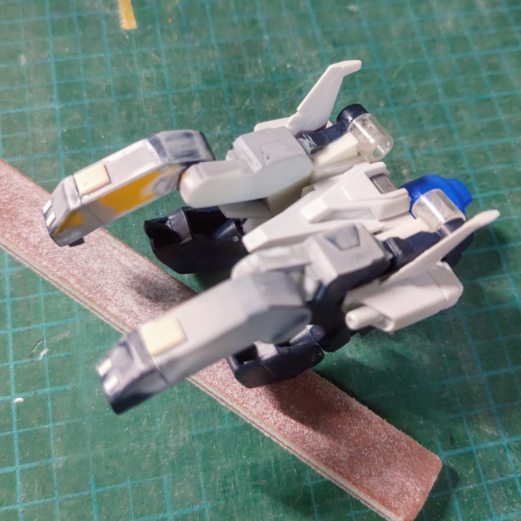 ぶった切って、くっ付けて、すき間等をプラ板ペタペタ貼ってます。