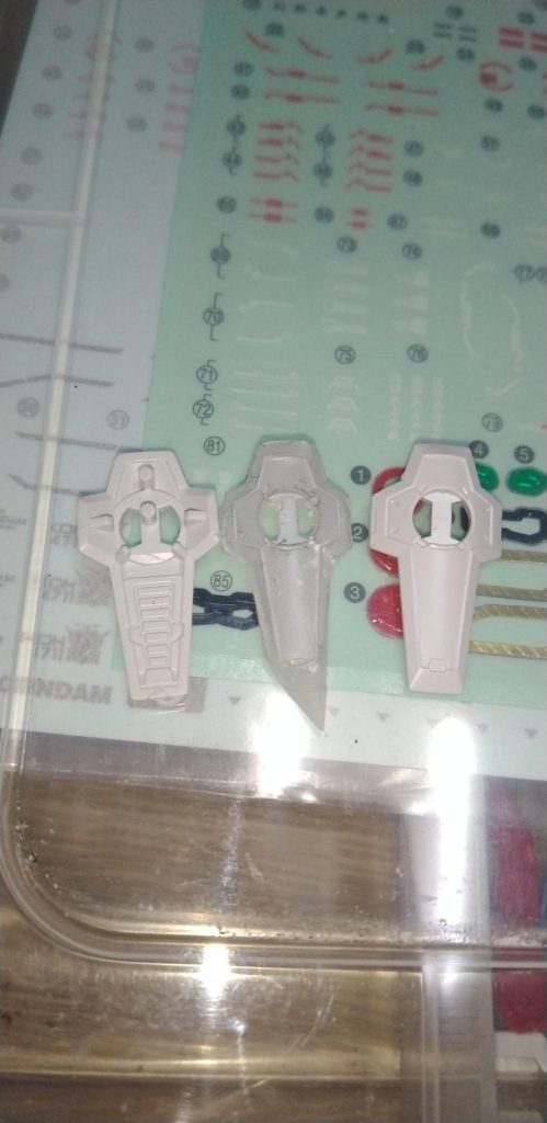 サイドアーマーをとがらせてレジンで造りました。