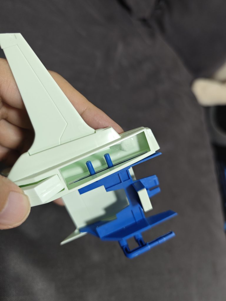 脆弱な固定方法よ…ほんの僅かなバリみたいなでっぱりで固定しようなんて。