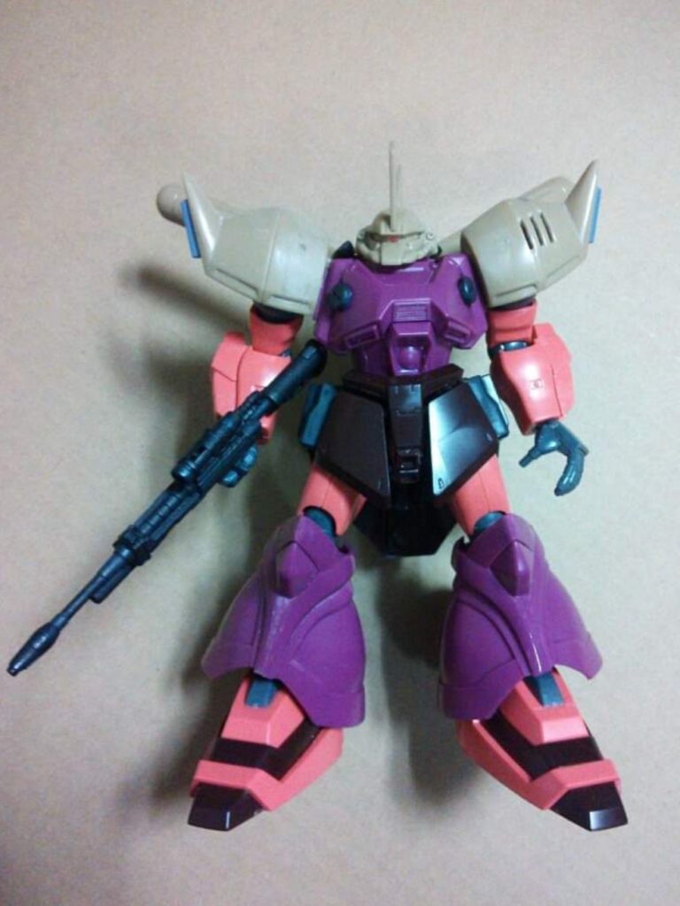 ①塗装前の状態。排気口のくり抜き、モノアイの埋め込みまで