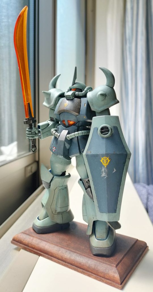 木の台座に立たせています。