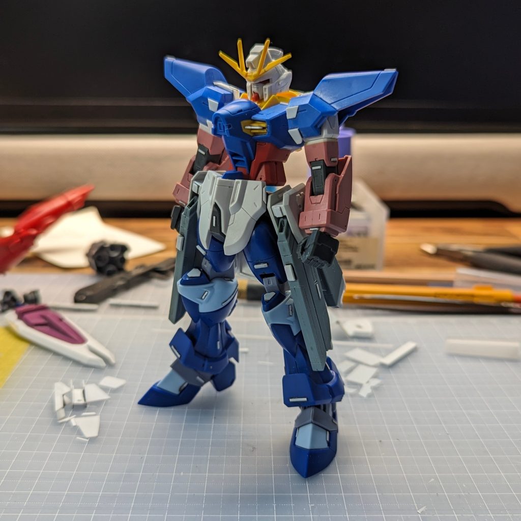 塗装前の状態です。白い箇所はプラ板貼り付け、前腕はジャスティス、脚部はシグーディープアームズだと分かると思います。