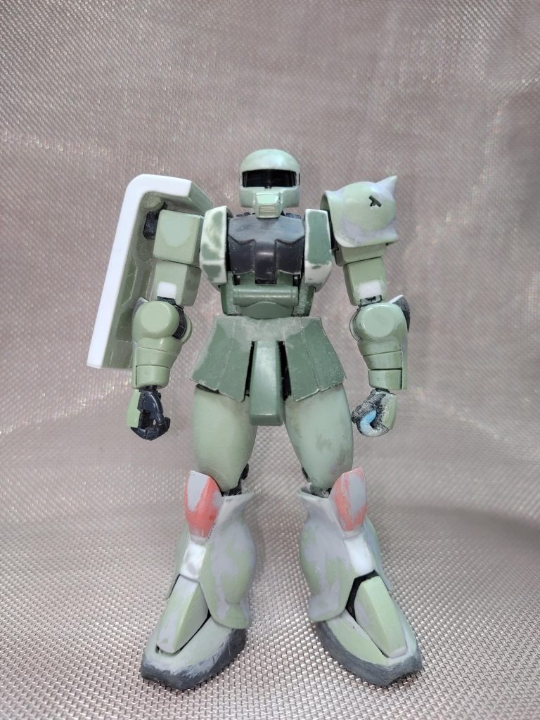 リバイブザクに旧HGUCザク頭取り付け大型化胸にプラ板貼り付けて形状変更膝アーマーをFGザクのに交換固定足の甲部分を上下逆さまに取り付け