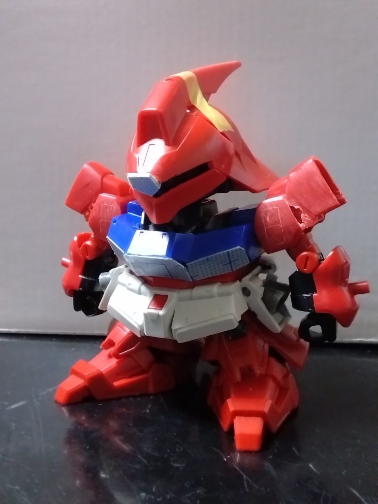 素体は382番のサザビーを軸に、腕はEXスタンダード、胴体と腰はBB戦士サイサリスのものを流用しています。