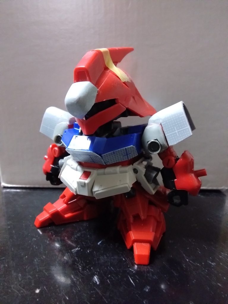 サザビーとヤクトドーガの折衷型のような独特の形状を表現するのに、非常に頭を悩ませました。