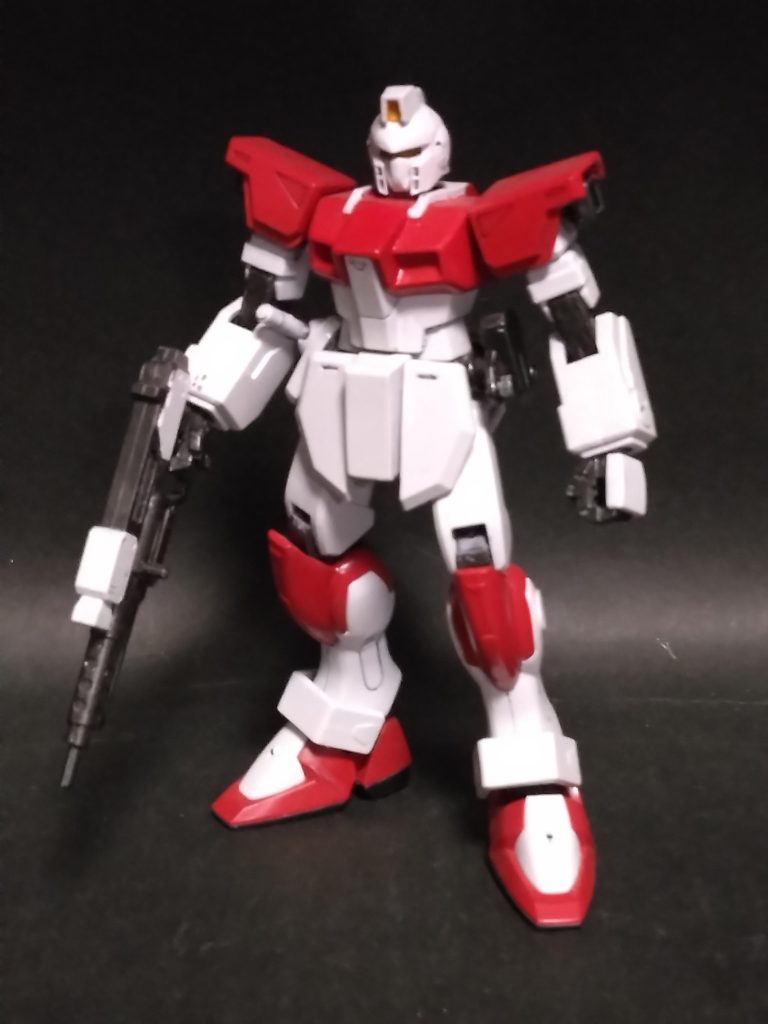 入りが0083や宇宙世紀なので、「量産機」はこのカラーなんですよネ～(^-^;単純に赤白の塗り分け以外に頭部と肩をシンプルに加工しジムっぽくしました。