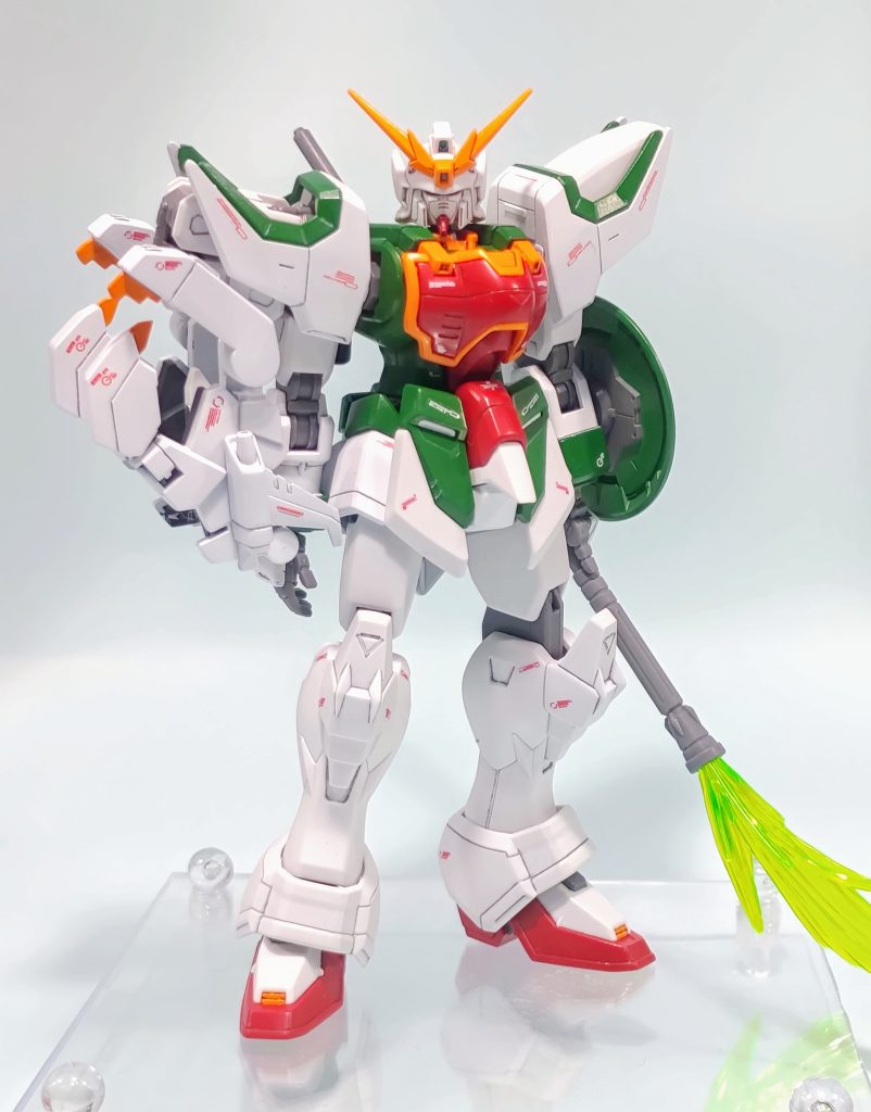 腕や脚部の白部、関節部分、武器は成型色です。