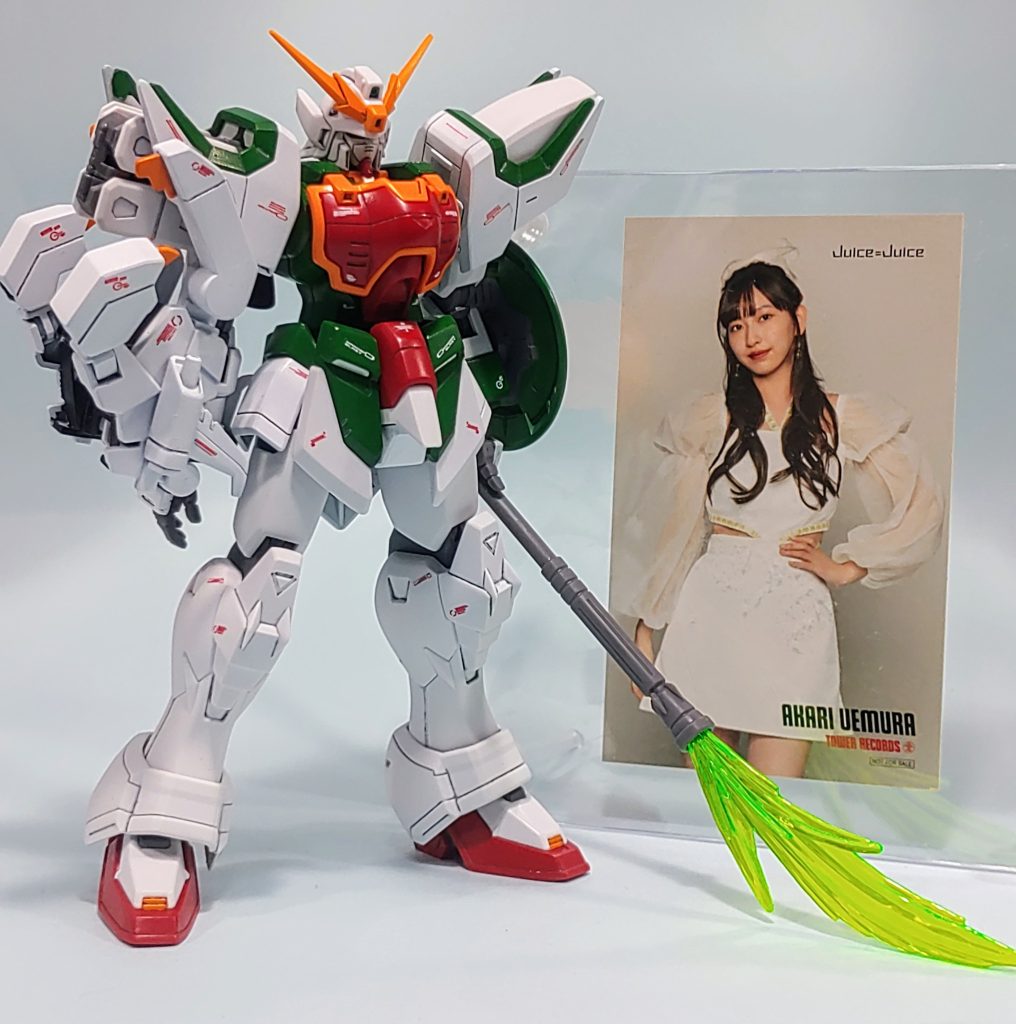 アクスタと撮りたかったのですが、水着バージョンしか無かったので、消されるリスク避けるため特典シールと一緒に😄