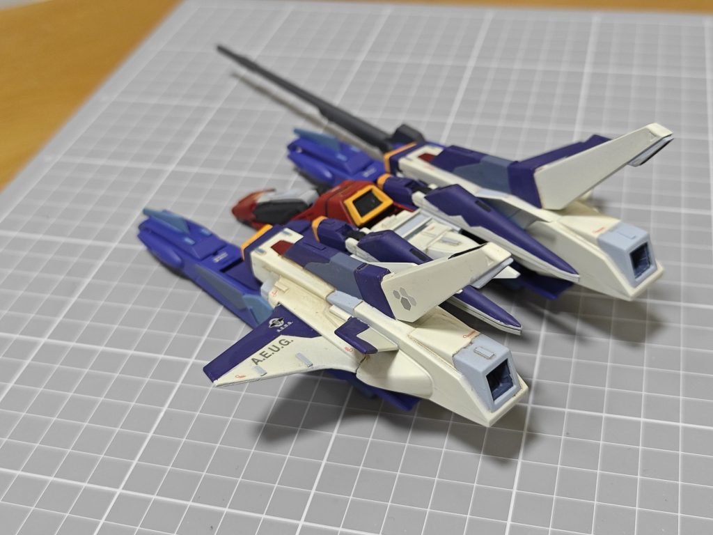 後ろから。サナリィ合体開発していたビクトリー2タイプのミノフスキードライブユニットが見える。試作型だろう。0088年に雛形があるとは驚きだ。