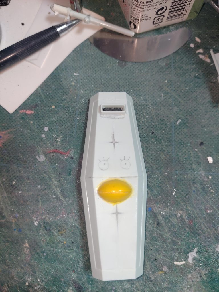 今回のメインFGガンダムシールドの下側二枚貼り付けて大型化。くちばしはプラ板の積層、目の部分は5㎜の穴を開けて5㎜のプラ棒にて作成