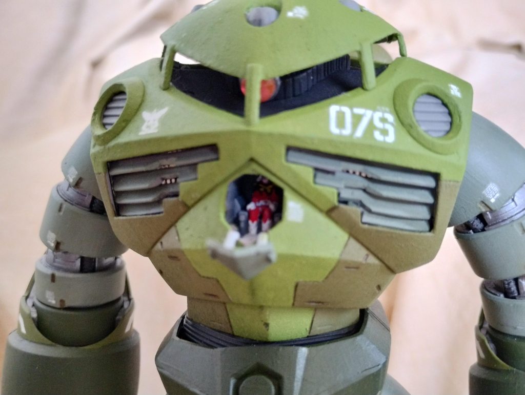 ちょこんとシャアが座ってます。