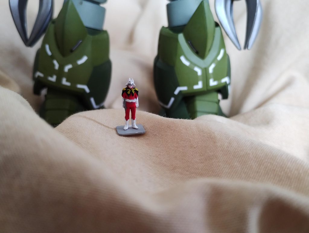 いつもフィギュアから塗装を始める。なかなか上手く塗れた。