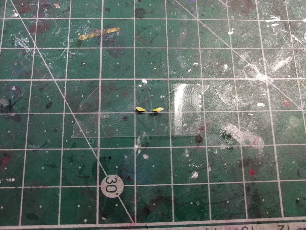 ツインアイはシールの金色の部分だけを切り離して、蛍光イエローをエアブラシで塗装し、貼り付けました。ぴったりきれいに切り離すのがなかなか難しいです😅