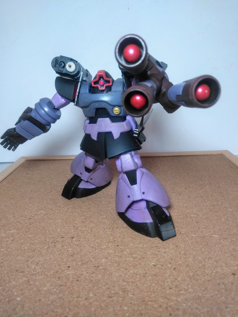 と、いう訳で 『MS-09 Ae ドム 重装仕様改修機 』 🧐何かに付けて投稿記事の引き立て役(ガヤ)として重宝されて来たこの子 😁圧倒的なパワーを携えて再登板です 🤣🤣🤣              先ずは重装改の由来となる『 3 連装 ロケット砲』でも逝っときますか 😋・・・ジュアッグノウデトモイエルカナ 🤫