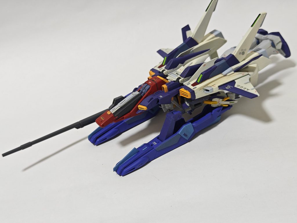 モビルアーマー形態。内部にガンダムを収納している。