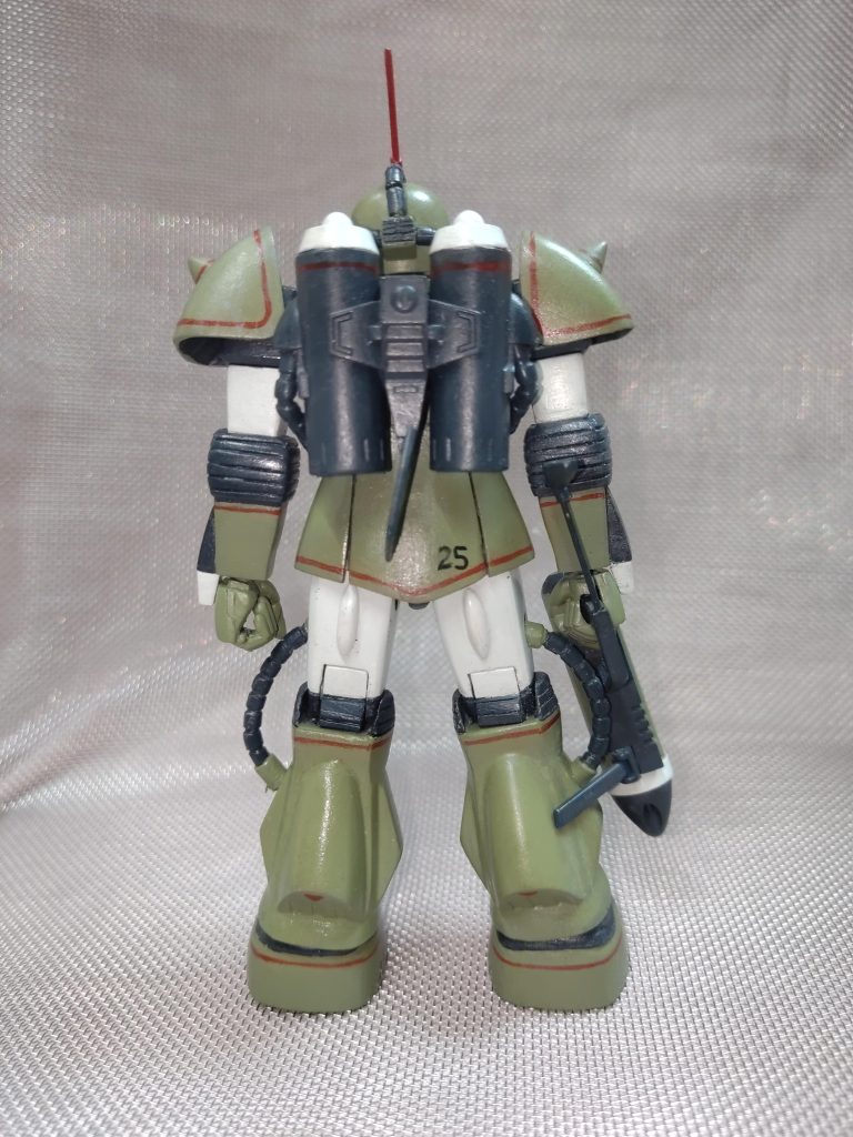 後ろ姿バックパックは無改造のままで。 