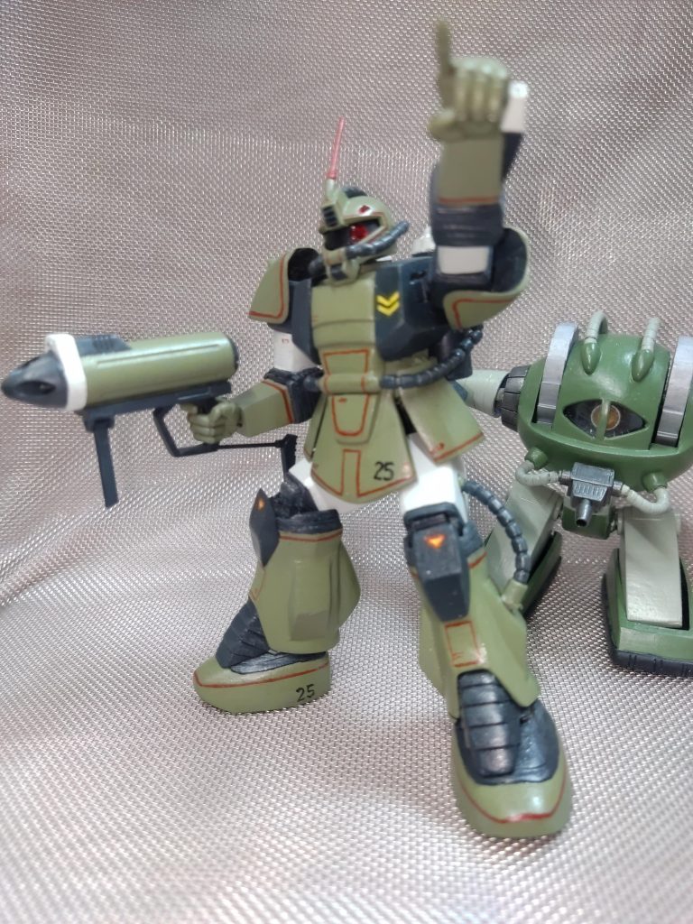 アクション可動は大体これくらいの範囲です。（後ろのアッグにピントが…)