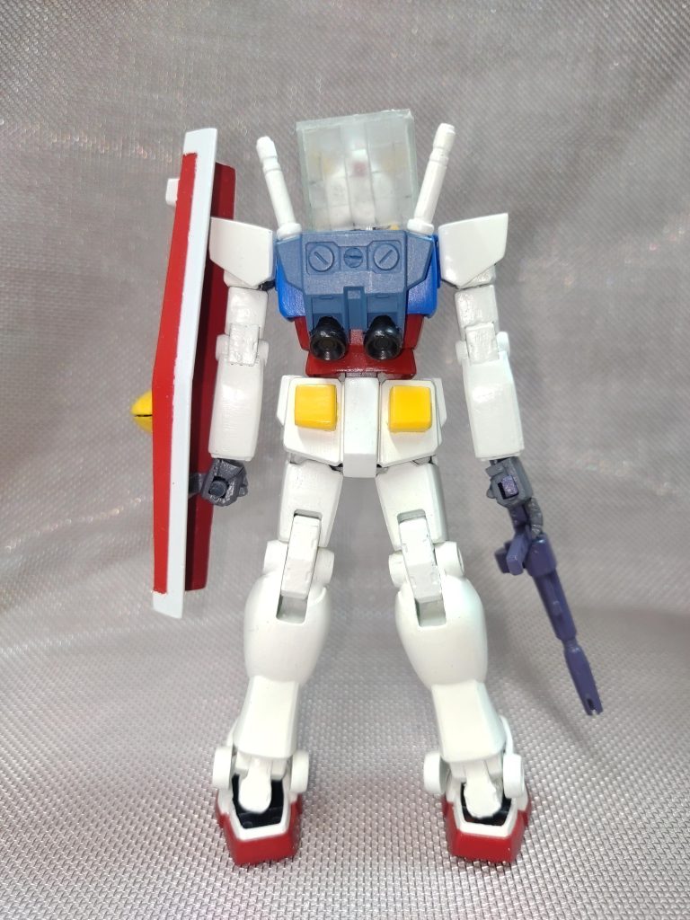 後ろ姿 頭がモザイクなので悩みました。とりあえずアクリル板で箱を作ってヤスリがけ等で曇らせました。